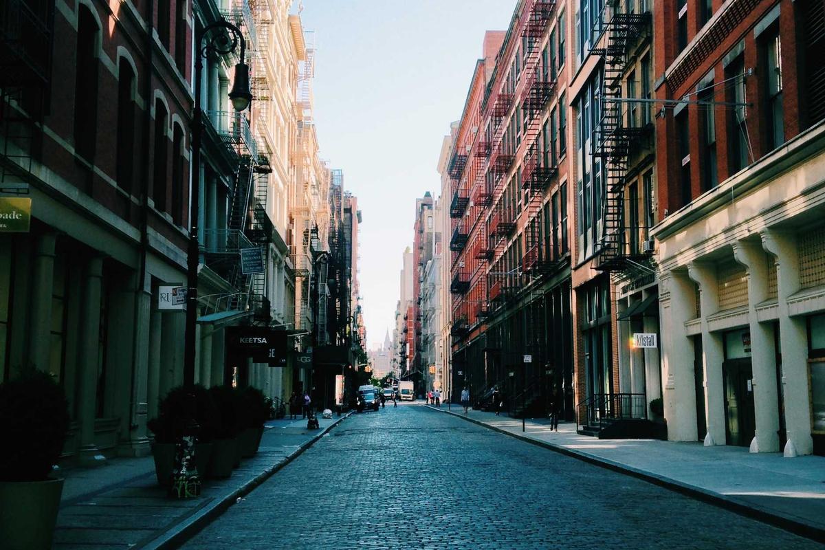 Broken Strings, Memoar Aurelie Moeremans: Kisah Grooming yang Viral dan Kontroversinya – Universitas Negeri Surabaya